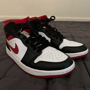 Jordan 1 Mid
Gym Red Black White
